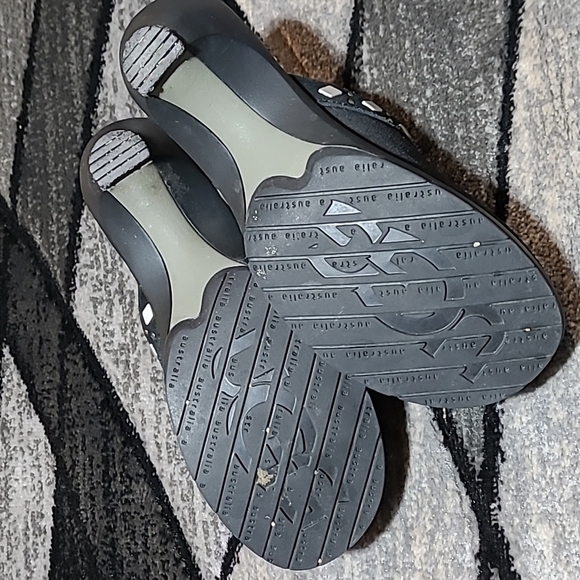 UGG LEATHER SHEEPSKIN STUDDED HEEL CLOGS - Picture 11 of 12